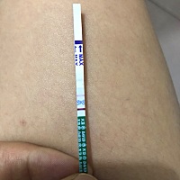 我每个月都会提前5天来月经的，上个月是19号来，25号干净的，2号同房。今天10.16了 姨妈没来。今早测的...