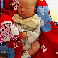 宝宝出生九天啦   今天终于缓过神来。八斤二两的男宝   羊水偏少提前住院当天挂催产素催产  20分钟左右...