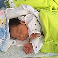 前置胎盘，出了3次血，第一次出血多，后面两次不多，9月25号住院，10月11号宝宝36周剖腹产，B超显示偏小...