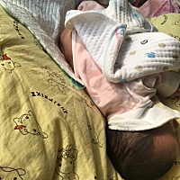 孩子今天第十一天黄疸十四点几，医生说吃两天药不行的话就要住院照蓝光，希望赶紧降下去，舍不得你住院