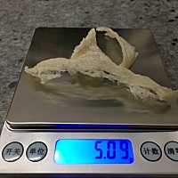 罗富润物中燕条 最低八倍的泡发率 泡发完毕后的水仍然清澈 炖之前欣赏一下 在水底油油招摇