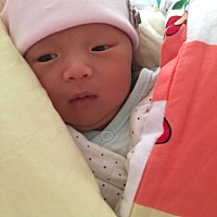 宝宝21天黄疸还是13.7～14。医生都说有点高又叫住医院照蓝光，刚出生第三天就医院弄去照蓝光2天也没好，...