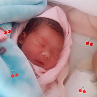 宝宝都第三天了，你爹都没有来看你，只是打个电话问问生了没，你这个爹么和没得一样，你奶奶也是，一直...