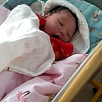 10月15日，顺产8斤小家伙，轻微撕裂。作为一个过来人建议宝妈们有条件就无痛分娩，因为生孩子真的很疼。