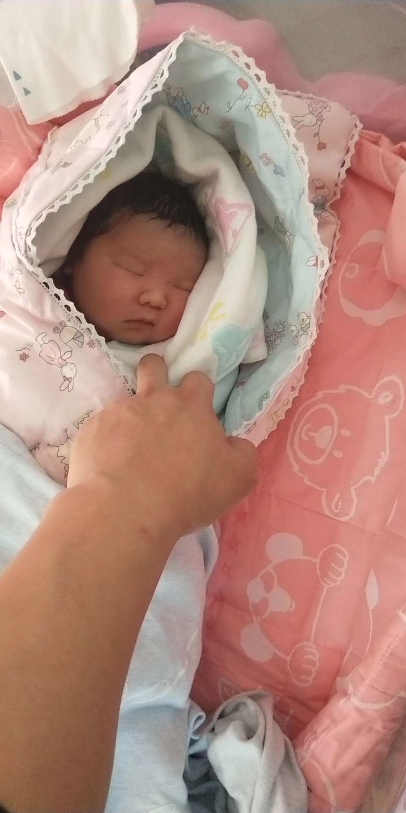 2018.10.19 上午10:16 刨腹产8斤女娃娃一枚 17号晚破水 18号催产一天宫缩不规律 19号上午刨腹产 产后虚弱啊～一身一身的汗 感觉爽歪歪