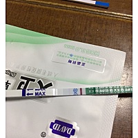 好像都是弱阳性，图一是19号晚上测的，图二是今天上午测的，都是很淡很淡的线，请问姐妹们，这是到底怀...