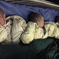 10.17凌晨  35周剖腹产三胞胎，一个小哥哥3斤8量，两个小妹妹分别4斤6量，四斤3量，三宝身高都是48...