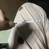 月经已经推迟四天了  连着测了几天都是白板  刚买回了三张排卵试纸  一条深一条浅  这是什么情况😔