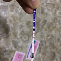 一大早被尿给憋醒，赶紧用早早孕试纸测了下，结果看到那刺眼的两条红线，睡意全无！