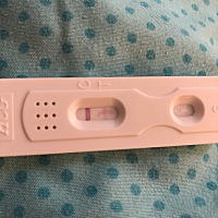 九月二十八来的月经，排卵期有几次在一起，今天提前测了一下一开始是一道杠过了半个小时变这样了，是时...