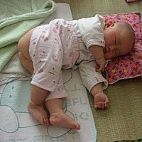 虽说宝宝是妈妈的心头肉 但是打扰我睡觉就天理不容了 天天顶着熊猫眼 做啥事都没精神 现在好了 终于可以...