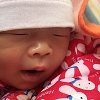 预产期过了13天，一直没有动静，羊水浑浊了直接住院刨腹产的，整个孕期胃口很好，都胖了50斤，也不孕吐...