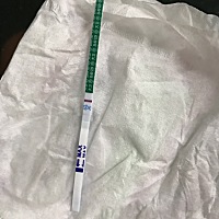 大家帮我看看这是怀孕了吗？颜色非常浅 18号测是白板，今早测有一点点杠