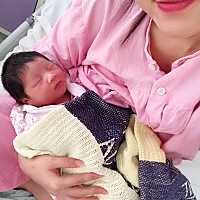 宝宝今天凌晨两点出生了，七斤，女孩