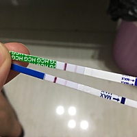 排卵期过十几天了，月经推迟了6天，最近肚子一直涨涨的老是想吃东西，但是第二条怎么颜色不一样呢？