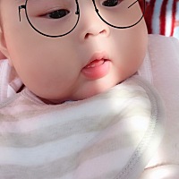 问问有经验的宝妈们五个月宝宝能不能添加点辅食？