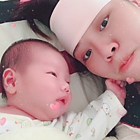 产后第17天' 产后一直出汗特别是肩膀 背后发冷 哪位宝妈妈🈶️和我一样的状况 有药物可吃吗？🙂🙂...