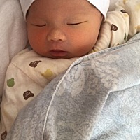 宝宝出生六天了，每次喂牛奶老实吐出来，有人知道怎么可以减少宝宝吐奶吗