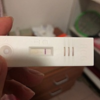 晨尿测白板，晚上回来发现有一道浅的红印儿不知道这是怀了还是没怀
