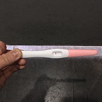 今天姨妈推迟第六天 早晨验出来应该是没怀孕吧 亲们帮我看看