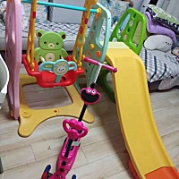 天气凉了，不能出去玩怎么办？果断的给宝宝租了个滑梯，刚送到的孩子还有点害怕，不敢上去，都是爸爸扶...