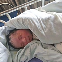 10.29     中午剖腹产。 成功把这个7.2斤的大胖小子取出来了！！！ 剖腹产还真的后期难受。 第一次下地...