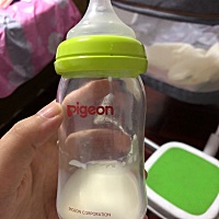 月嫂请假回家一天，今天我自己带宝宝，我用奶瓶喂宝宝的时候宝宝老是感觉来不及咽，随时要呛着的感觉，...