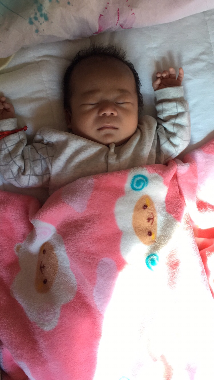 宝贝儿子 今天已经一个月零六天了、特别能吃已经吃了两桶奶粉了一桶是900克的 每次吃完母乳还要吃60--90的奶粉 你们的宝宝都吃多少 ？有点担心他会撑到、但不给他吃他又闹