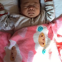 宝贝儿子 今天已经一个月零六天了、特别能吃已经吃了两桶奶粉了一桶是900克的 每次吃完母乳还要吃60--90...