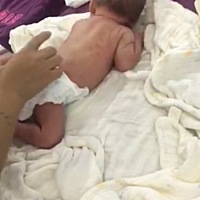 新生宝宝12天去洗澡抚触时竟然会抬头了，这么早头就能抬起来我是该喜还是忧