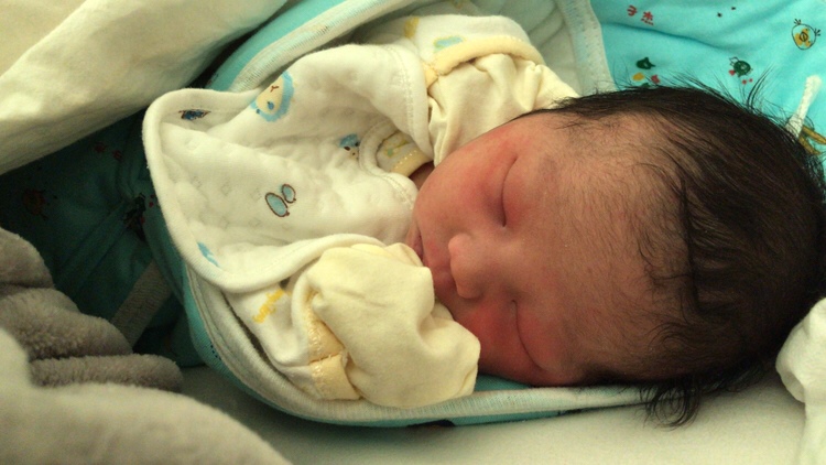 10月31号晚上23:30宝宝出来，侧切了，疼死了，现在都第四天了还是很痛，不过宝宝好可爱，我的小白菜，就是奶水不足，宝宝吸不出来直哭，婆婆怪我不多吃多喂只喂奶粉，好痛苦，侧切的伤口还很痛都不能坐，婆婆就只怪我不坐着喂，心里很难受，就让我吃鸡蛋......，很奔溃，是我矫情吗