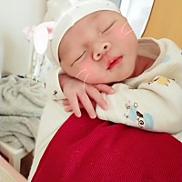 宝宝 26天了   吐奶很严重怎么办   拍了嗝也吐😭