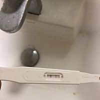 我想问下大家 同房他进去了但没有射就出来了 一个多月没来大姨妈 用验孕棒后显示这两条线是怀孕了吗？