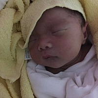 生了 在路上半个小时到了医院就进产房 四十分钟就生下来了 5斤整女宝宝