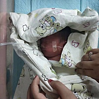 从出生到现在 只看了你一眼 剩下的全靠照片 妈妈撕裂严重 走不了那么远 不能去看你 好想你呀 那么 你梦...