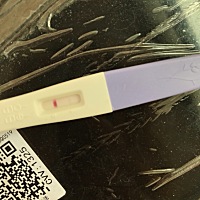 姨妈推迟了三天 今天中午测了一下一开始一条线 3分钟后两条线 特别浅 不知道是不是怀孕了 这个准吗