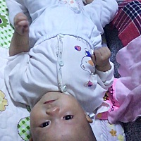 六个月的孩子得了支气管炎，晚上睡觉不安，老是哭，还不吃奶，伟大的朋友们有没有方法，求介绍