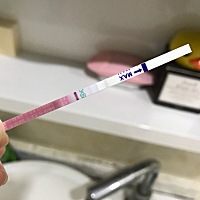 10月31号来的月经昨天才干净的，今天测排卵怎么就有淡淡两条线啊，是测试纸问题还是自身问题啊，但是我...