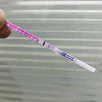 刚上厕所看到有条拉丝透明白带然后立马拆包新的测试纸看到这样结果，请问各位姐妹这是排卵了吗，月经刚...