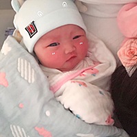 接女宝的来 11.8  9:38  整个孕期麻辣烫 火锅 奶茶 天天上网 宝宝皮肤很好 生下来就睁眼睛了
