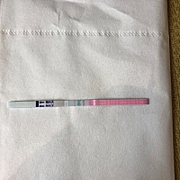 一直在备孕，但是都没有成功，这次买了排卵试纸测了，不知道这个是强阳还是弱阳，请姐妹们帮我看看，希...