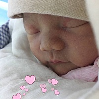 37周+2天早晨八点见红，十点半开两三指i左右，晚上八点半女宝宝出生，顺产五斤六两。不知道缝多少针...