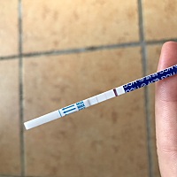 月经推迟5天，今早测的，这是怀孕了吗？在线等