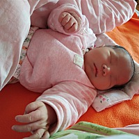 亲们，我家宝出生5天就喝60毫升奶粉了，还加母乳多不多呀！你们宝宝都是喝多少毫升奶呀！因为母乳不够，...