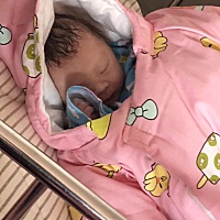 提前了20天，意外破水见红，五斤，顺产无侧切撕裂。但是很健康，家里又多了个自来卷，希望孕妈妈们...