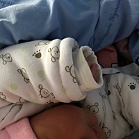 哈哈，我的8斤小胖妞