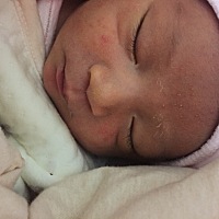 宝宝今天七天了，前两天额头脸上开始长像痱子一样的白点，怎么办😭