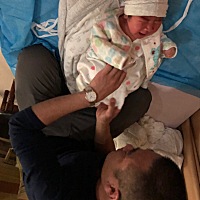 宝宝很喜欢哭怎么办，老是要我抱着她才安静，我想她能独立些。