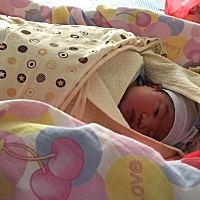 报喜喽！提前一周迫不及待的就出来了，顺产7.4斤小棉袄，老公感动的哭的，哈哈。终于有个小女儿，各位宝...