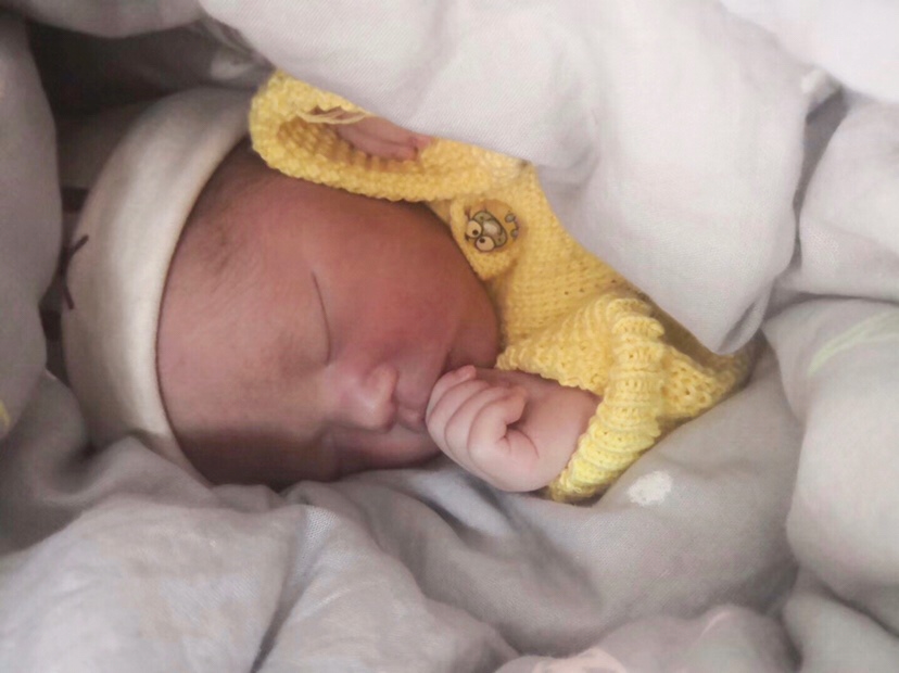 宝宝👶🏻提前一个星期剖宫产出来了，孕期各种担心想太多，其实都是自己多想了～宝宝很健康，一直想的男孩，终于梦想成真啦～😌